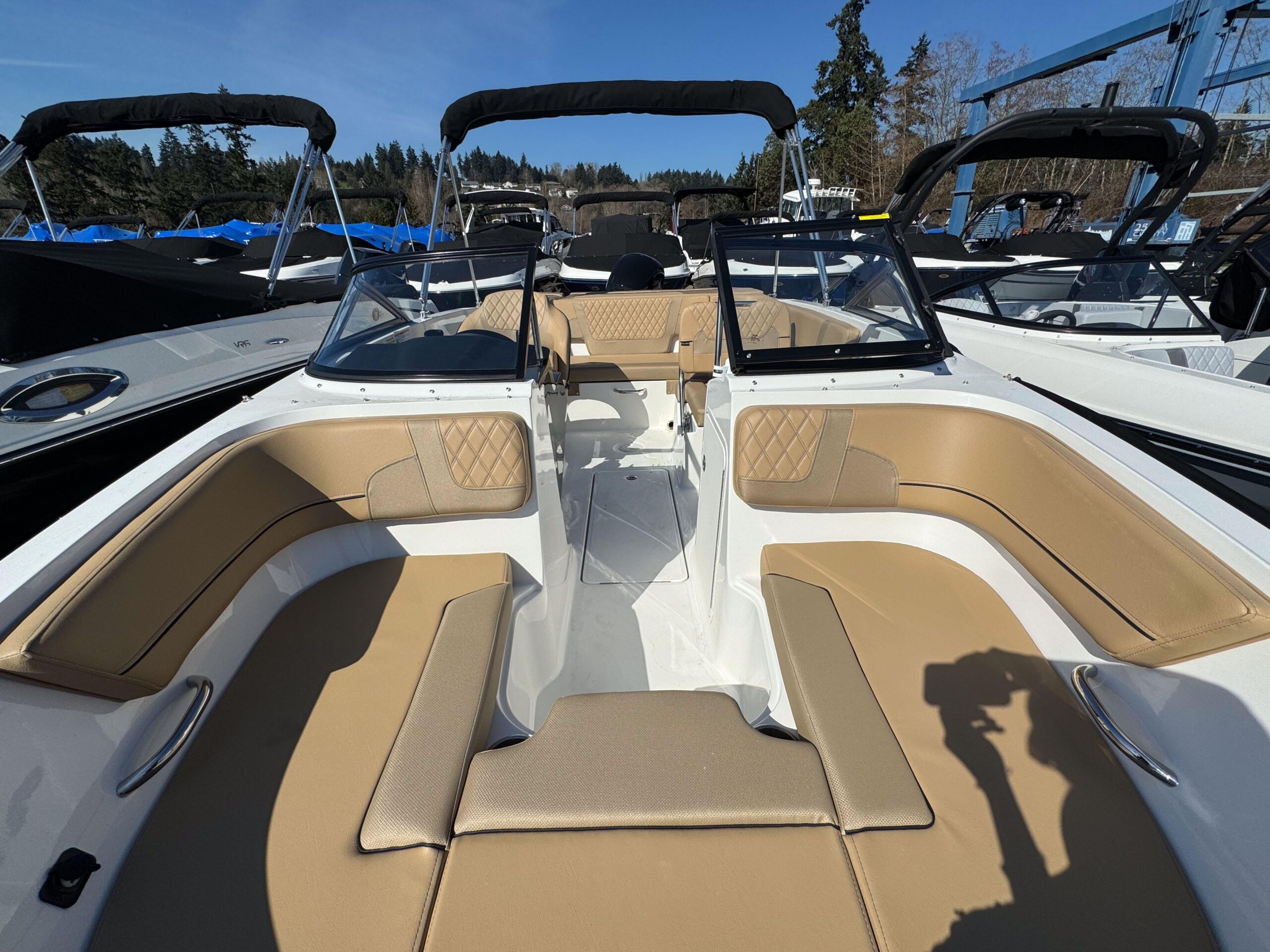 BAYLINER 195 & 205 / VR5 BOWRIDER (9-seater)