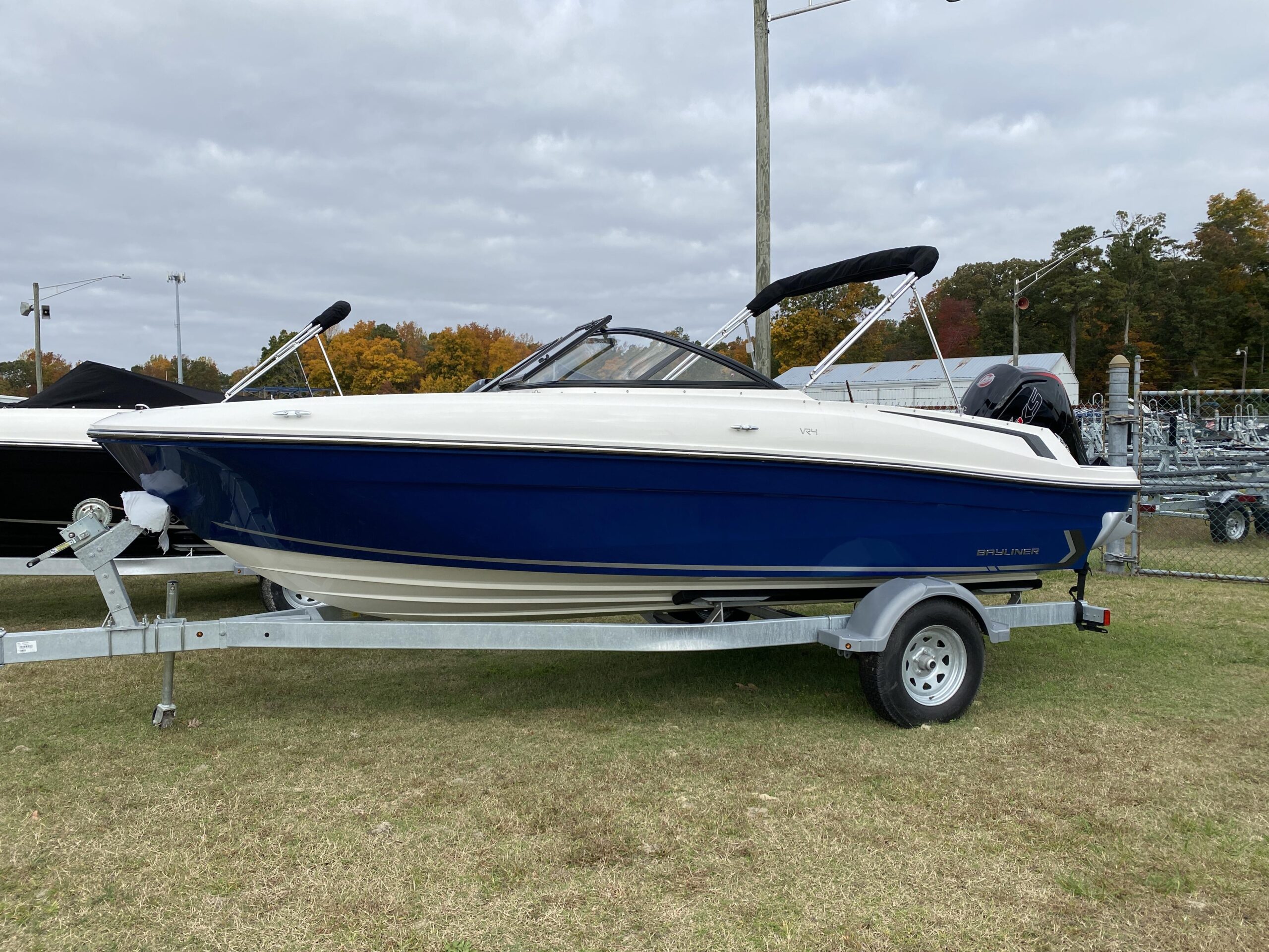 BAYLINER 195 & 205 / VR5 BOWRIDER (7-seater)